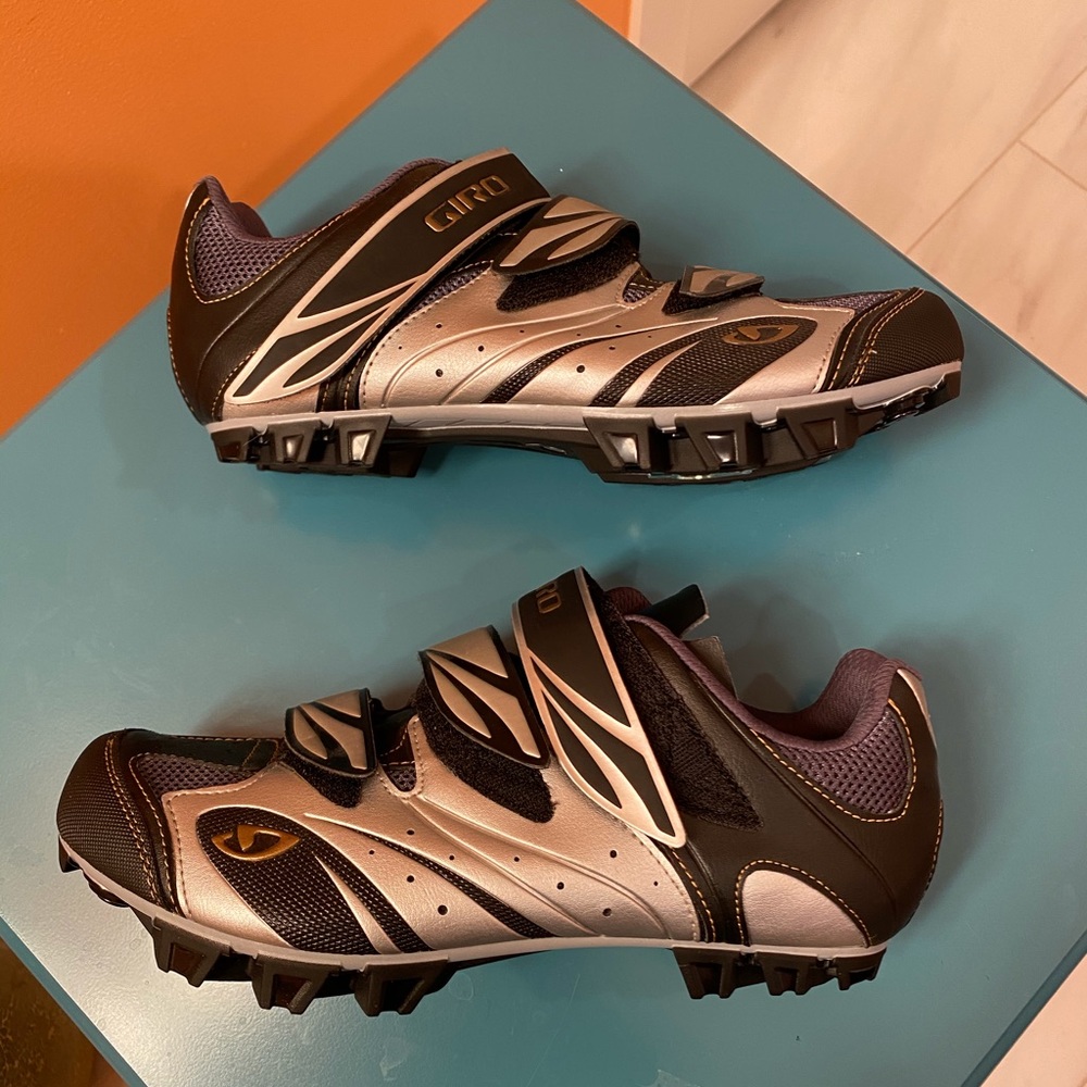 GIRO CYCLING SHOES SIZE US 8.25 FOR WOMEN